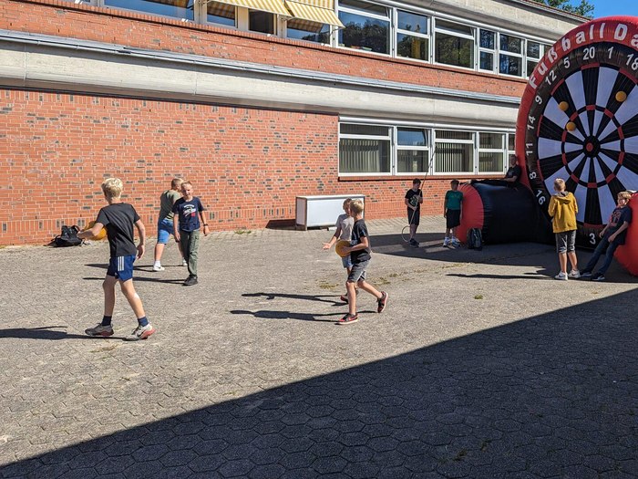 Jugendliche spielen Fußball-Dart auf dem Schulhof