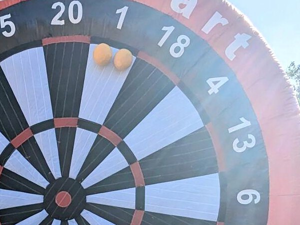 Detail der Fußball-Dartscheibe mit zwei haftenden Klettbällen