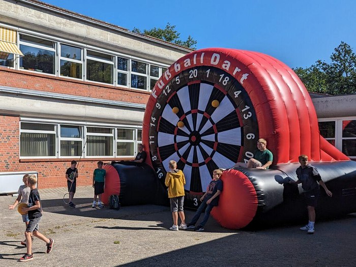 Fußball-Dartscheibe vor dem Schulgebäude